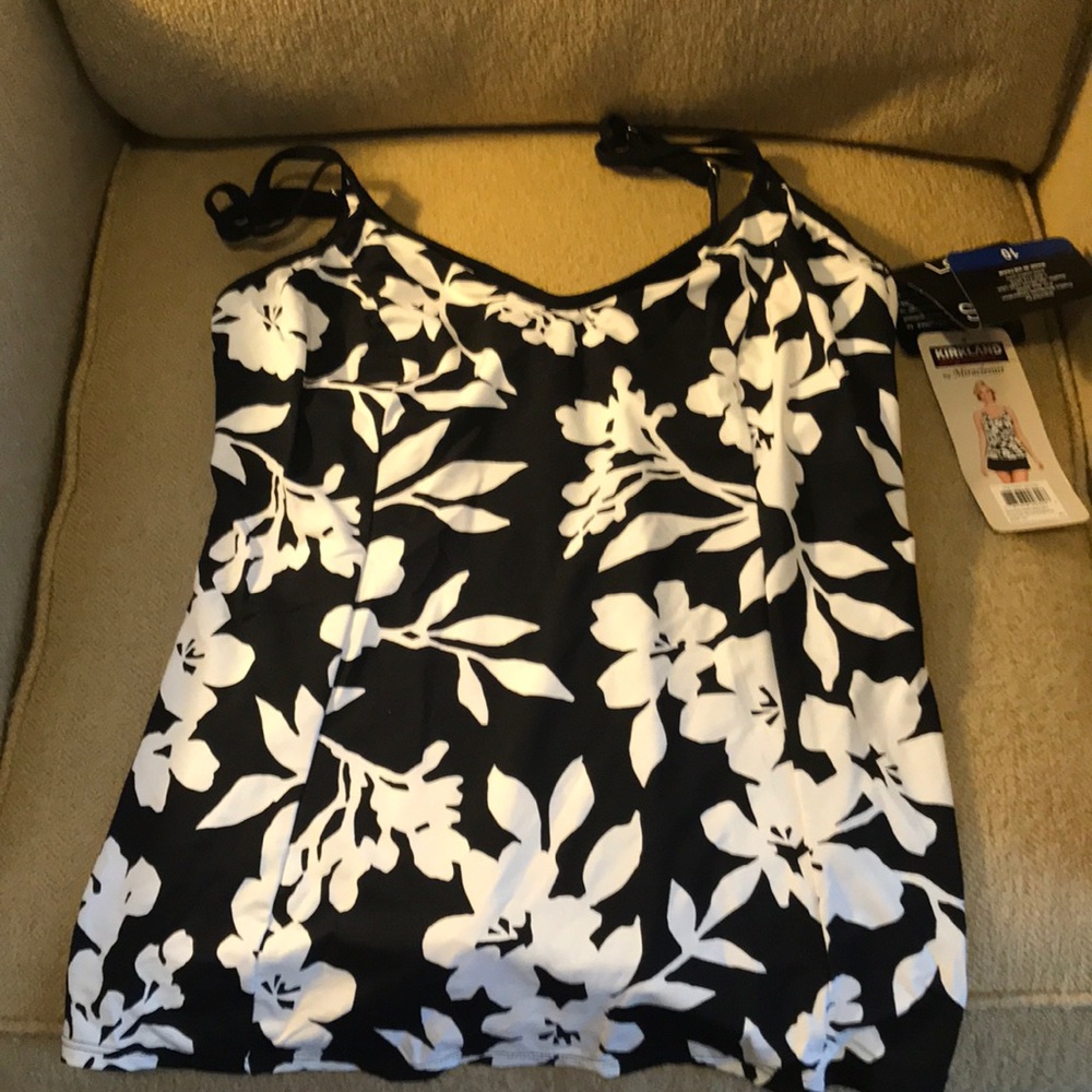 New with tags Miracle suit swim top with underwire